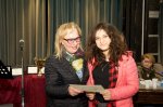la prof. Giuliana Di Petta (Provv.Studi) premia alunna della