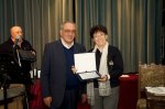 il Pres. iannone consegna targa .M.A. Perrotta (giuria)