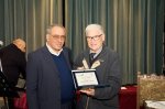 il presidente DLF consegna targa a Mario De Lisio