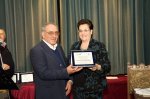 pres.Iannone consegna targa a prof. R.Varrone (giurata)