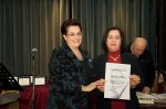 la prof. R. Varrone premia Carmelina Giancola 8segnalata)
