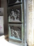 s-martino-particolare-tessere-bronzee-ingresso