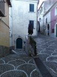 Roccamandolfi-Via Roma e monumento con veduta arco